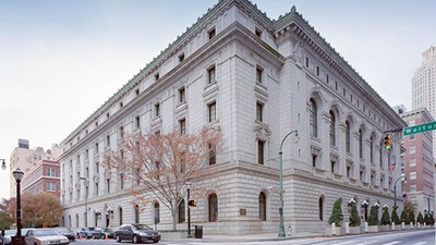 Street view of a large white stone courthouse in Atlanta, Georgia.